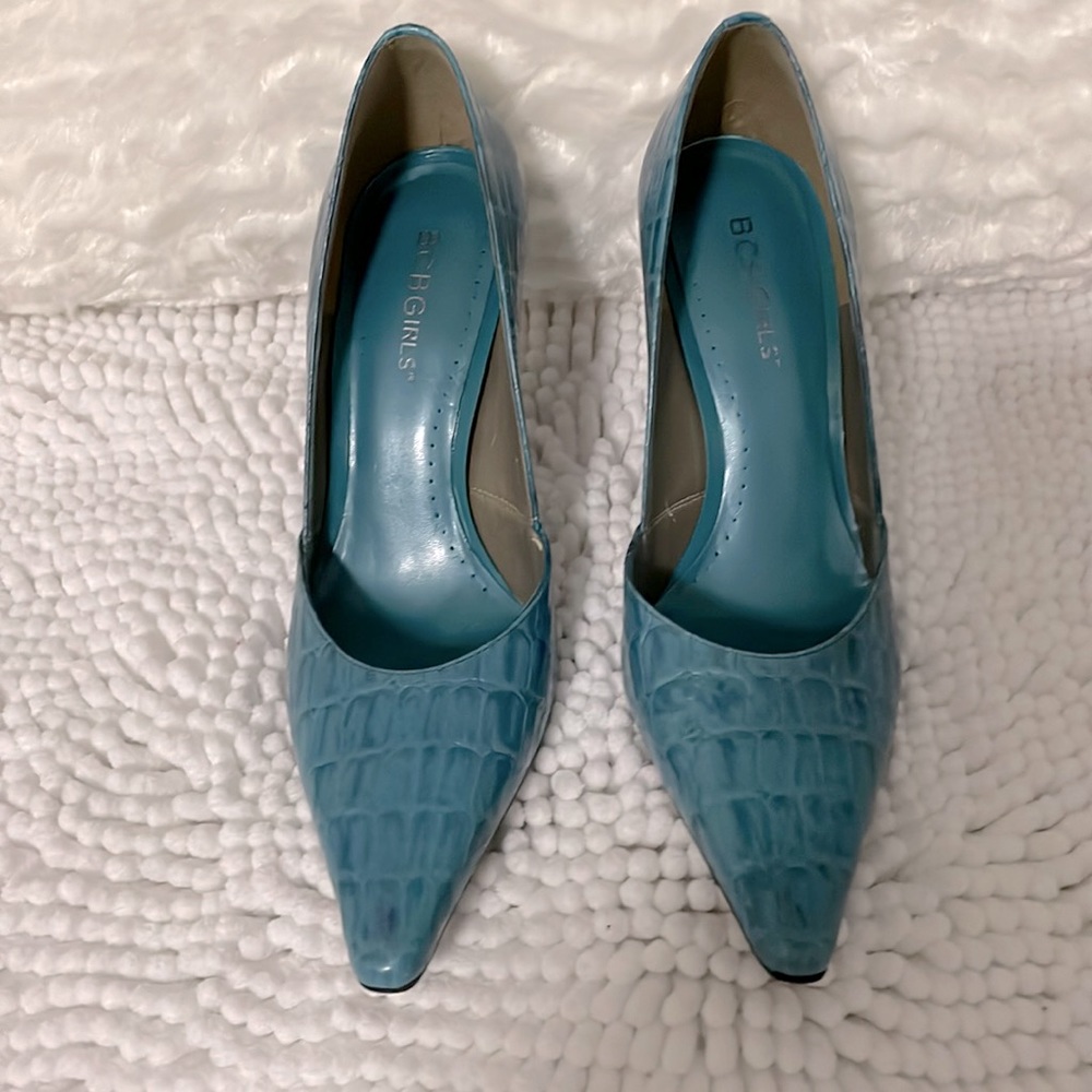 BCBG woman heels size 5 … blueish alligator style